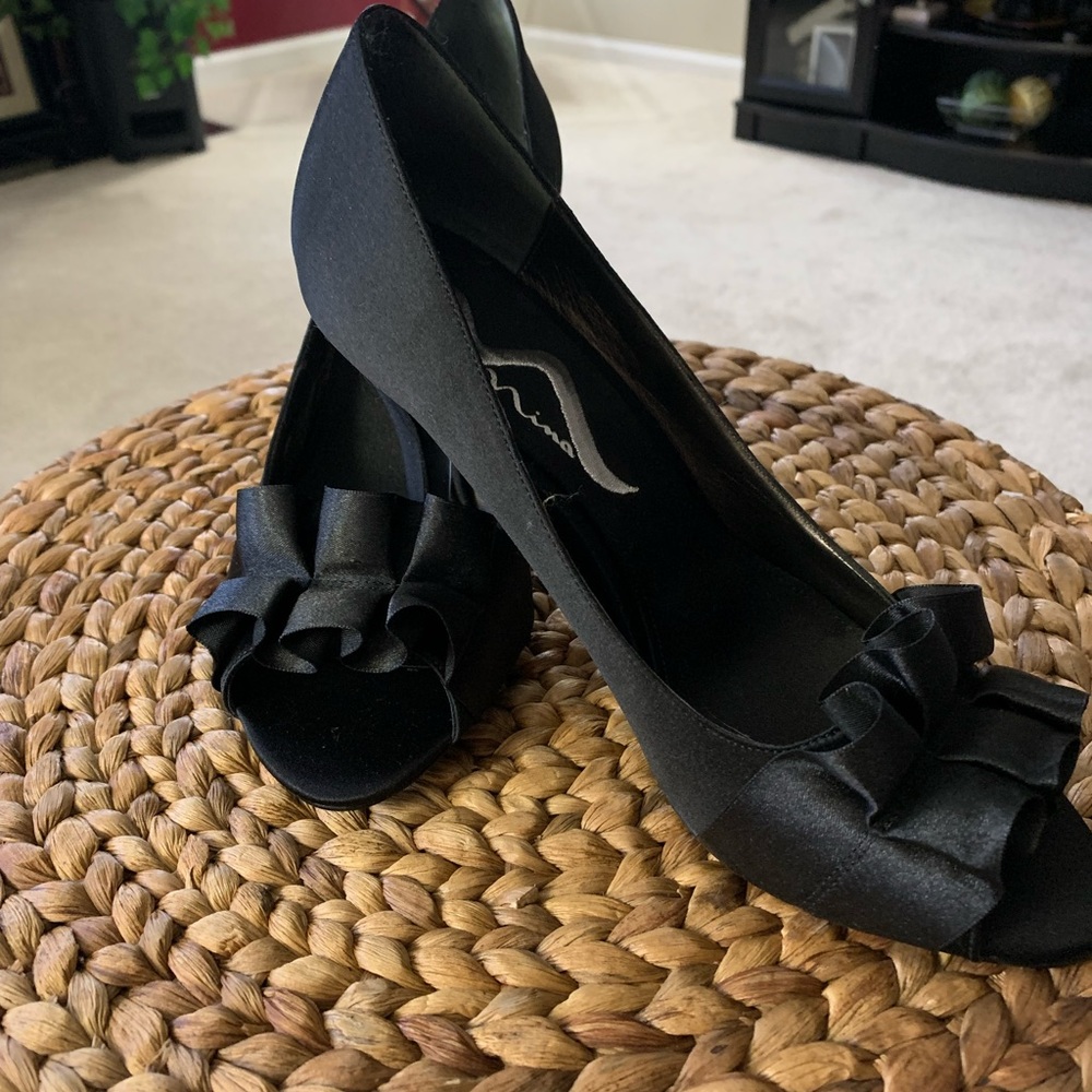 Vintage Nina Black Satan high Heels. 8 med. Never Worn